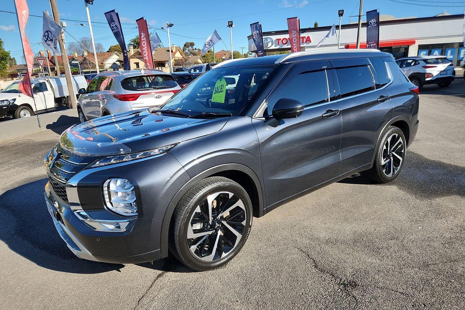 2024 Mitsubishi Outlander Exceed in Grey