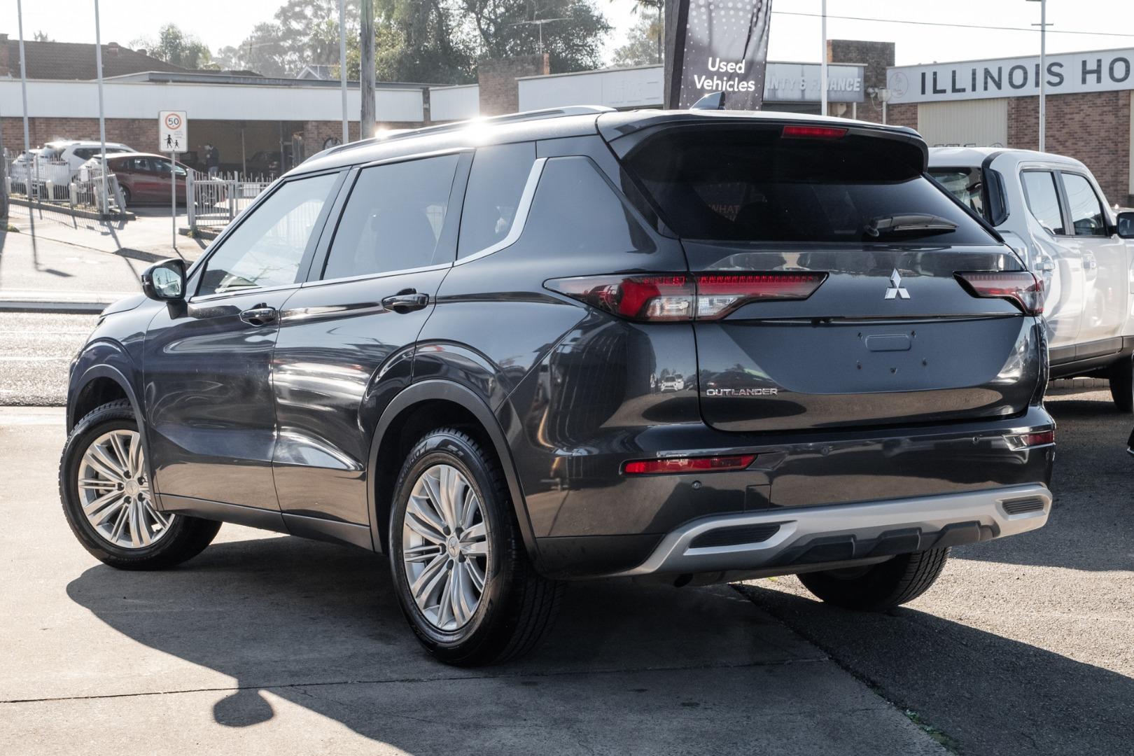 2024 Mitsubishi Outlander LS in Grey