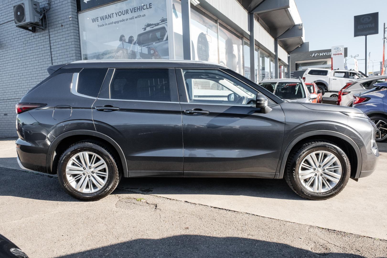 2024 Mitsubishi Outlander LS in Grey