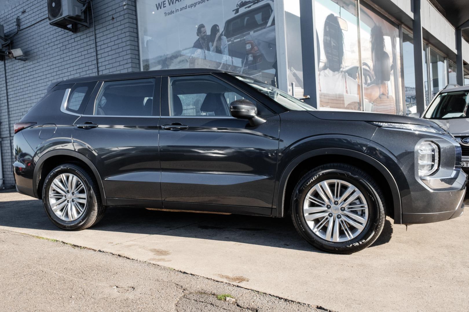 2024 Mitsubishi Outlander ES in Grey