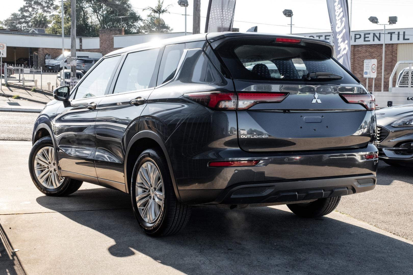 2024 Mitsubishi Outlander ES in Grey