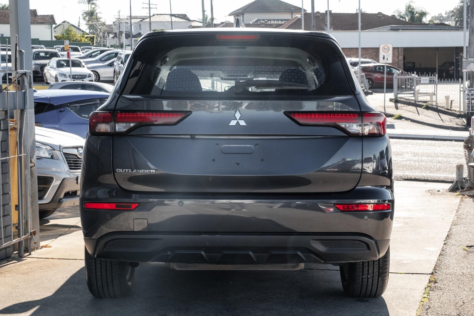 2024 Mitsubishi Outlander ES in Grey