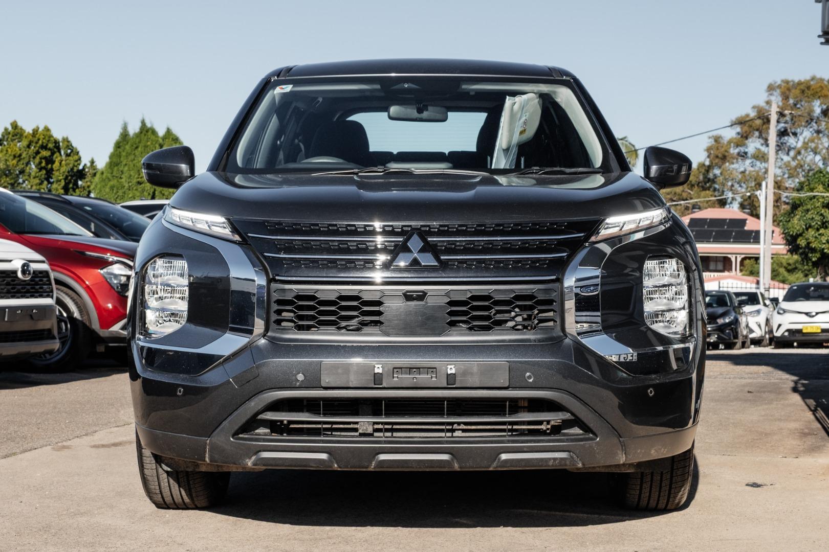 2024 Mitsubishi Outlander ES in Grey
