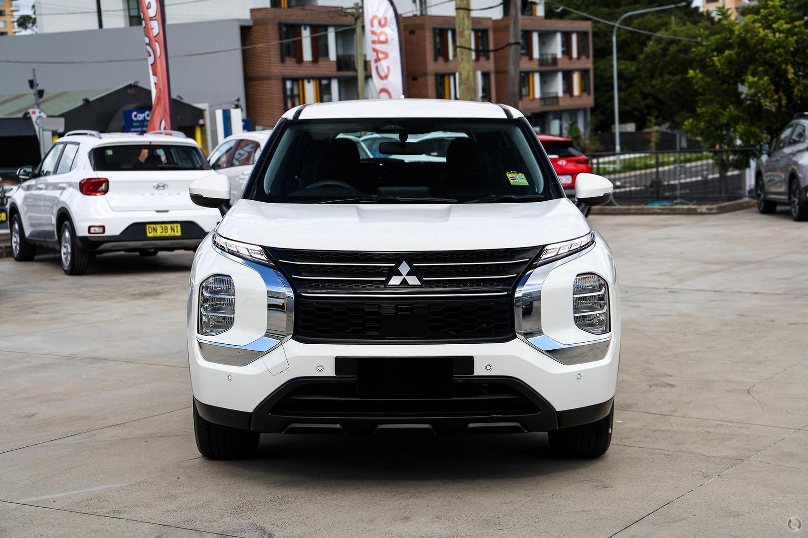 2025 Mitsubishi Outlander ES in White