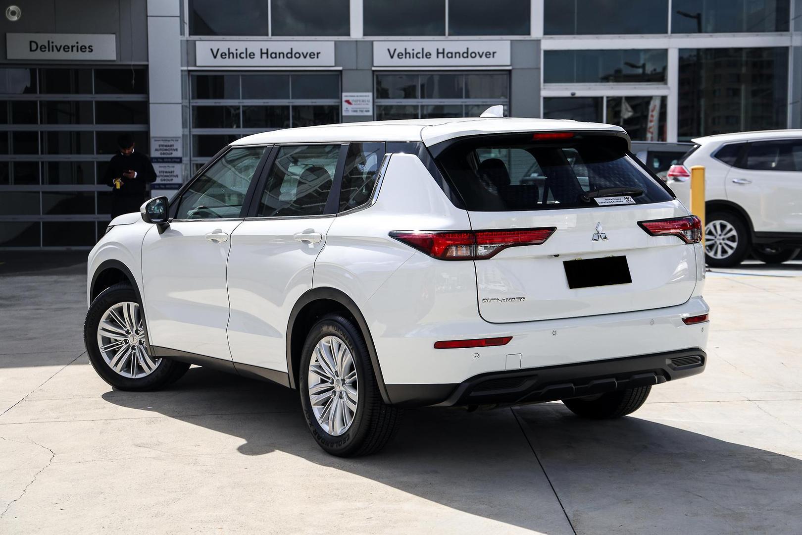 2025 Mitsubishi Outlander ES in White