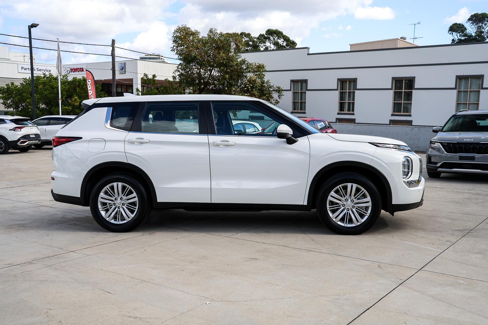 2025 Mitsubishi Outlander ES in White