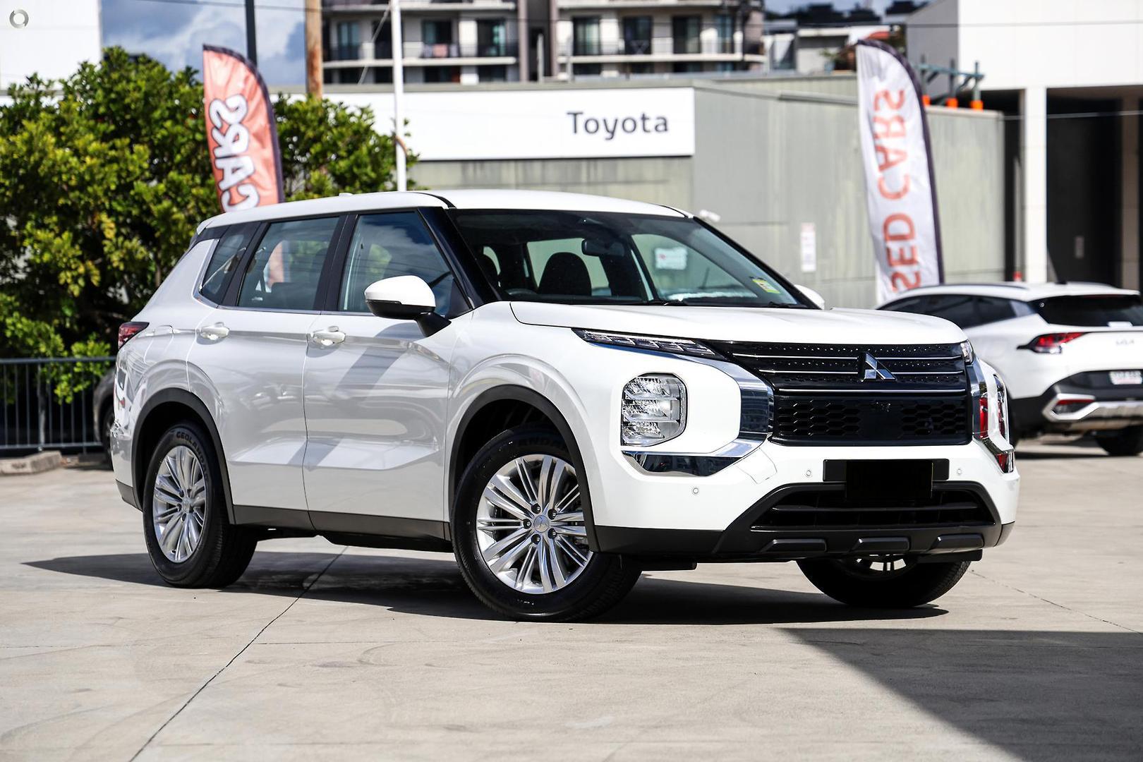 2025 Mitsubishi Outlander ES in White