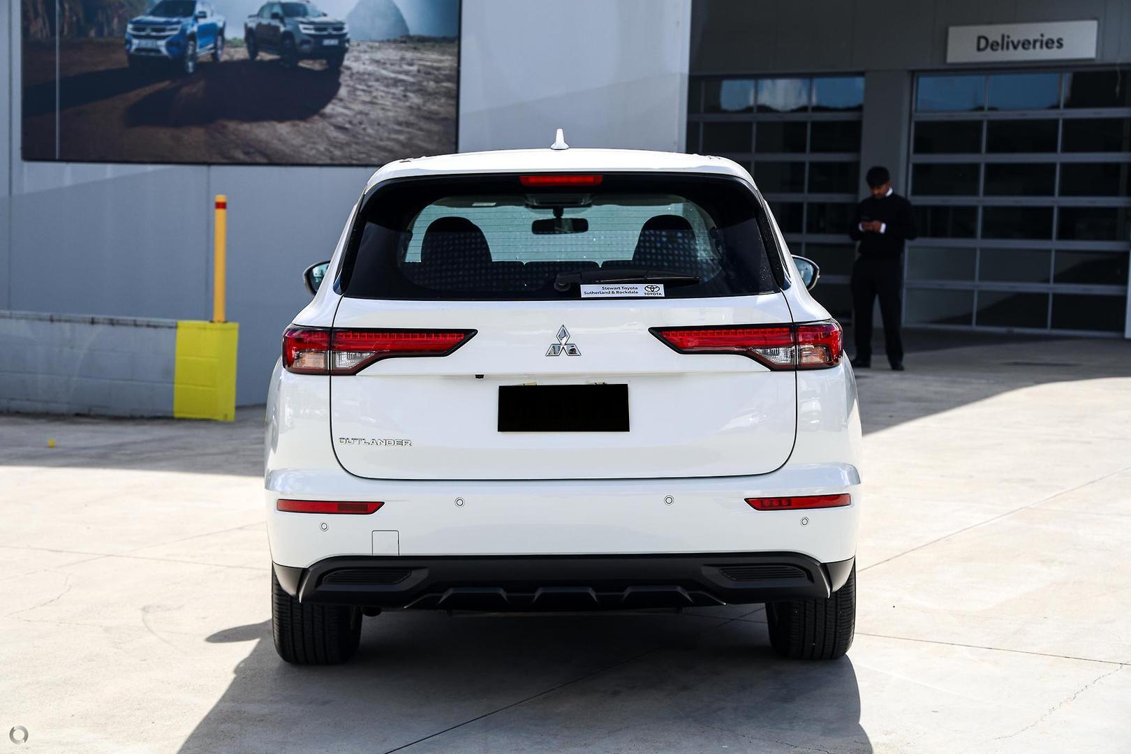 2025 Mitsubishi Outlander ES in White