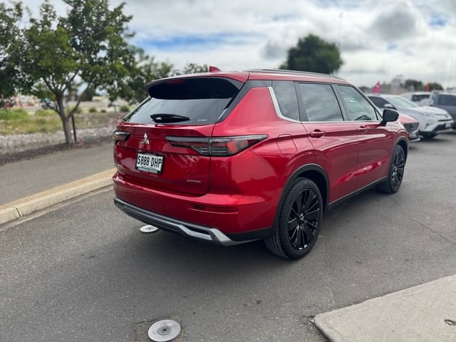 2025 Mitsubishi Outlander Aspire in Magnetic Red (564)