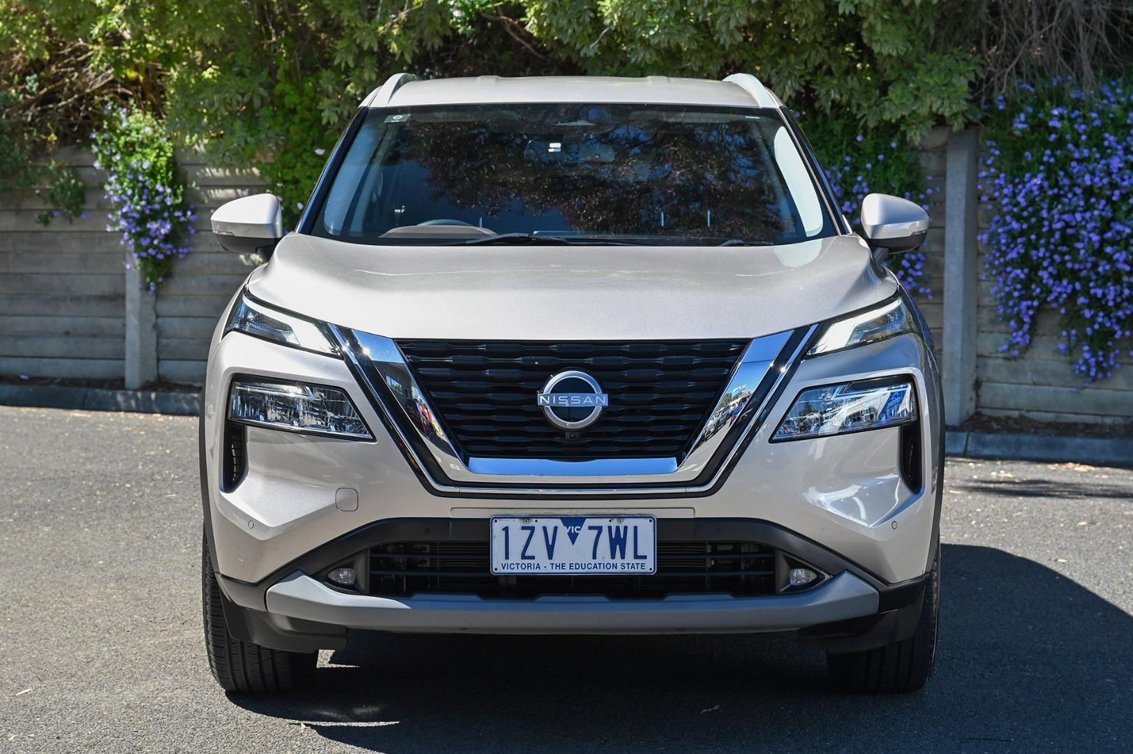 2024 Nissan X-TRAIL ST-L in Gold