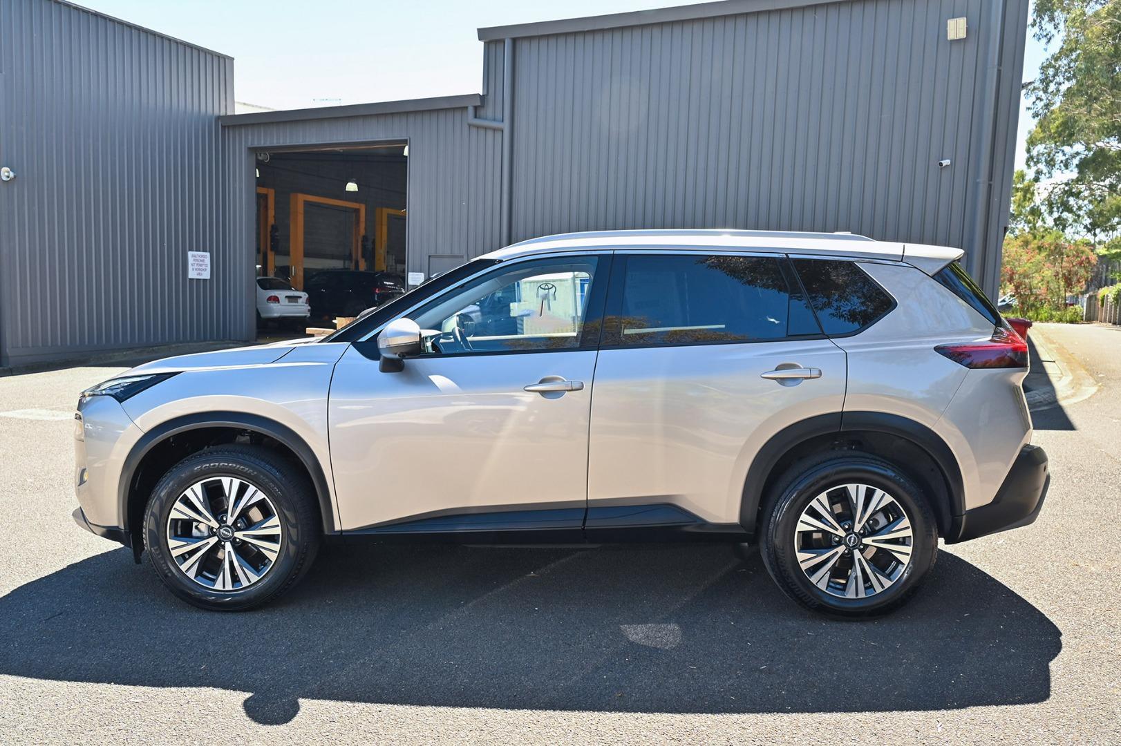 2024 Nissan X-TRAIL ST-L in Gold