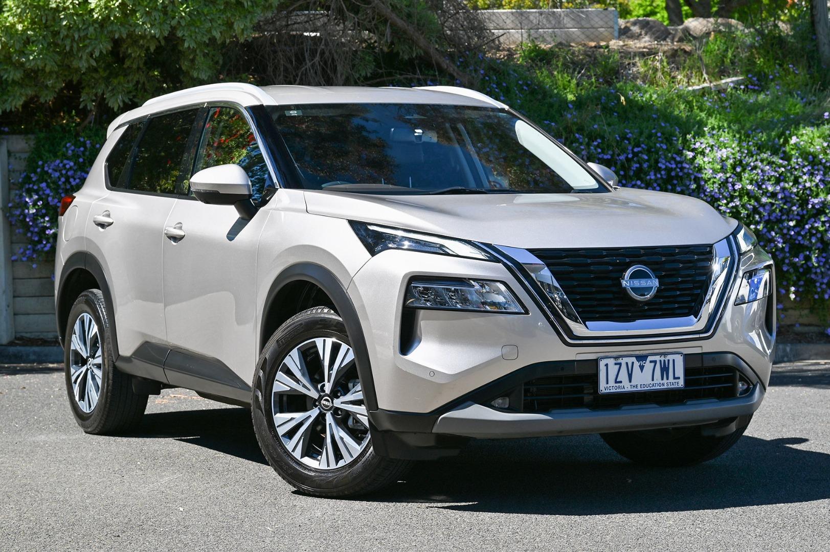 2024 Nissan X-TRAIL ST-L in Gold