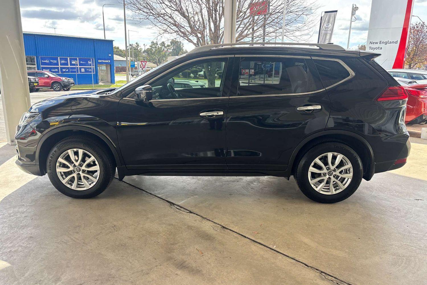 2019 Nissan X-TRAIL ST-L in Black