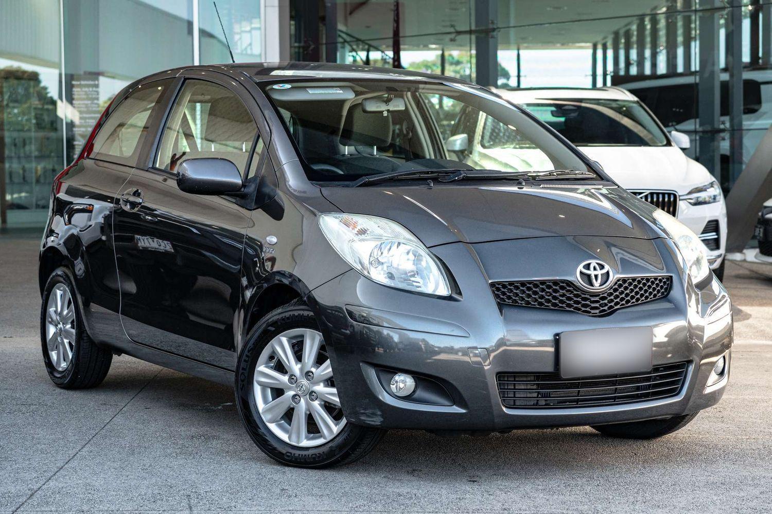 2009 Toyota Yaris Edge in Silver