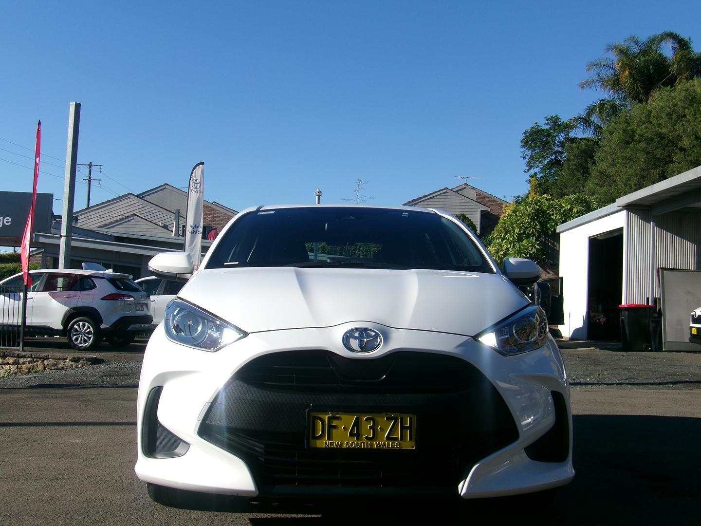 2023 Toyota Yaris Ascent Sport in White