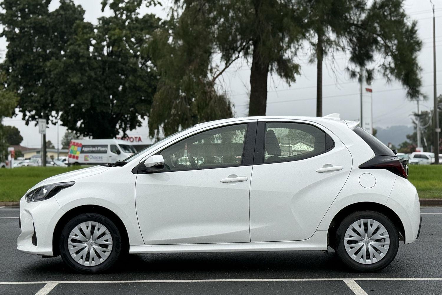 2022 Toyota Yaris Ascent Sport in White