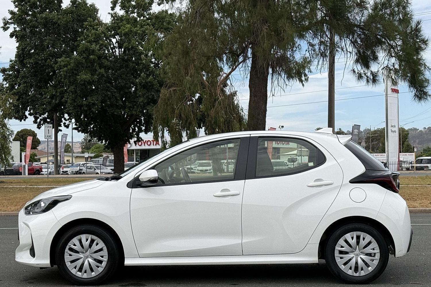 2022 Toyota Yaris Ascent Sport in White
