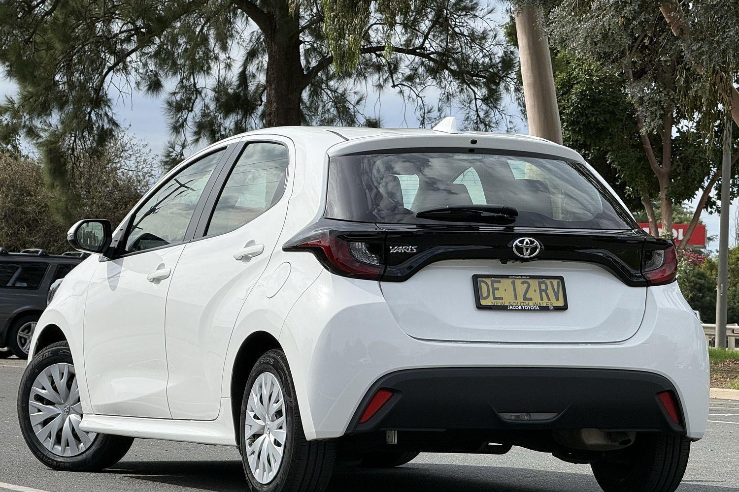 2022 Toyota Yaris Ascent Sport in White