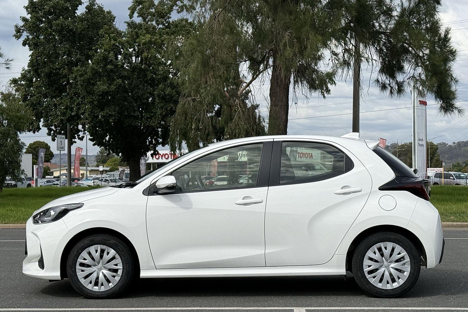 2022 Toyota Yaris Ascent Sport in White