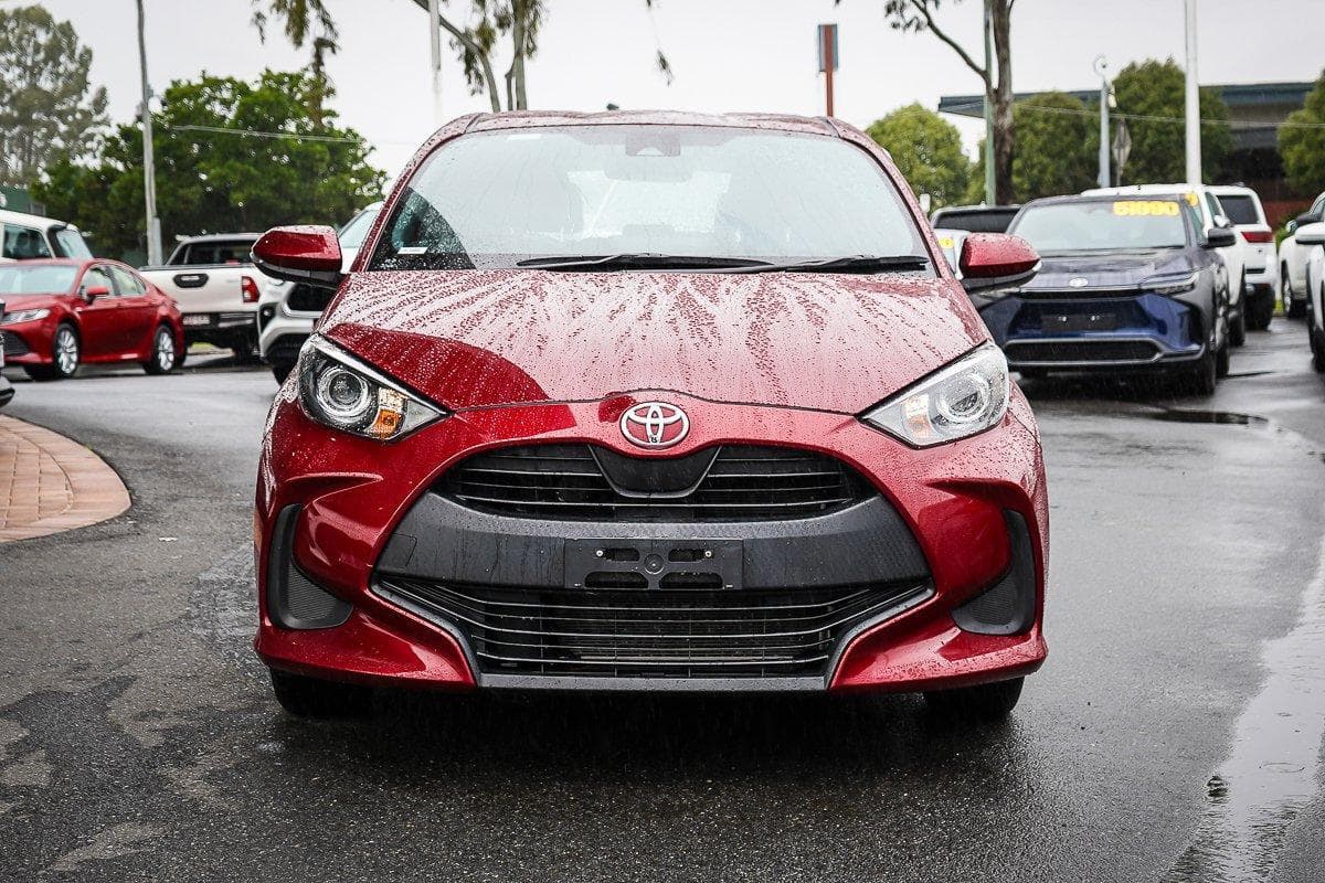 2020 Toyota Yaris Ascent Sport in Red