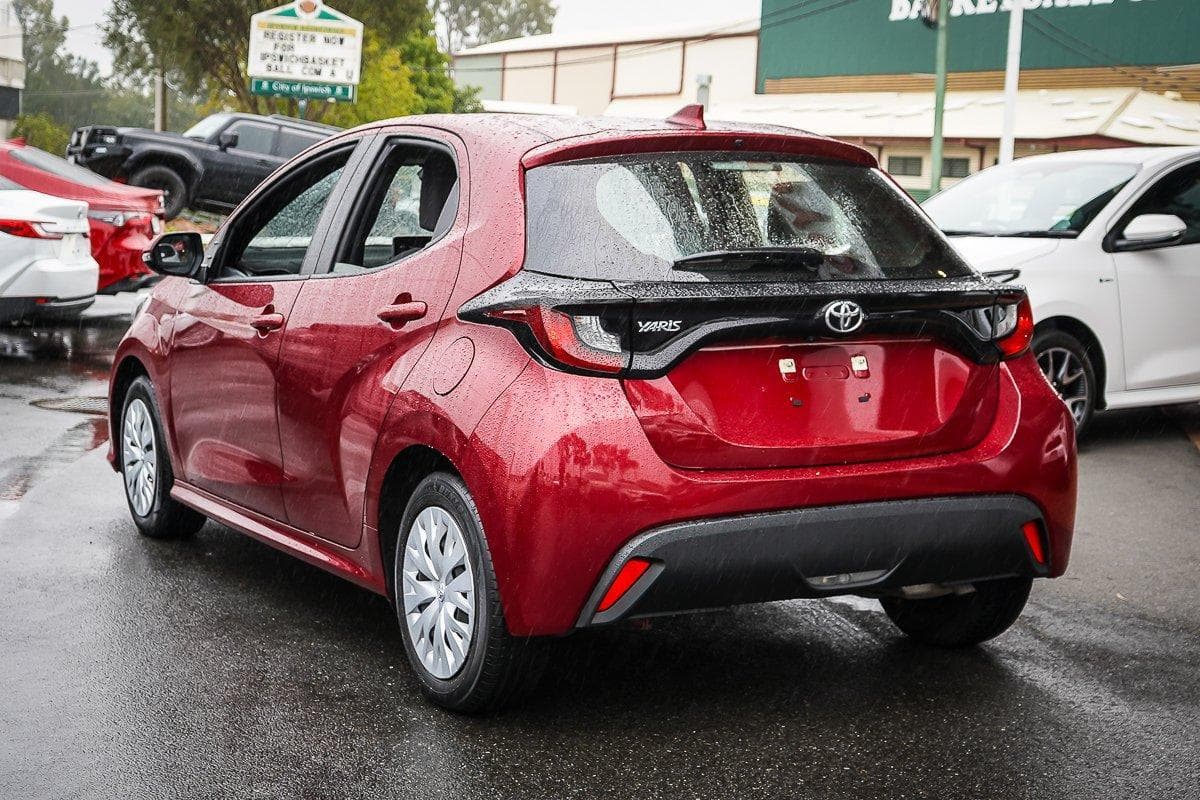 2020 Toyota Yaris Ascent Sport in Red