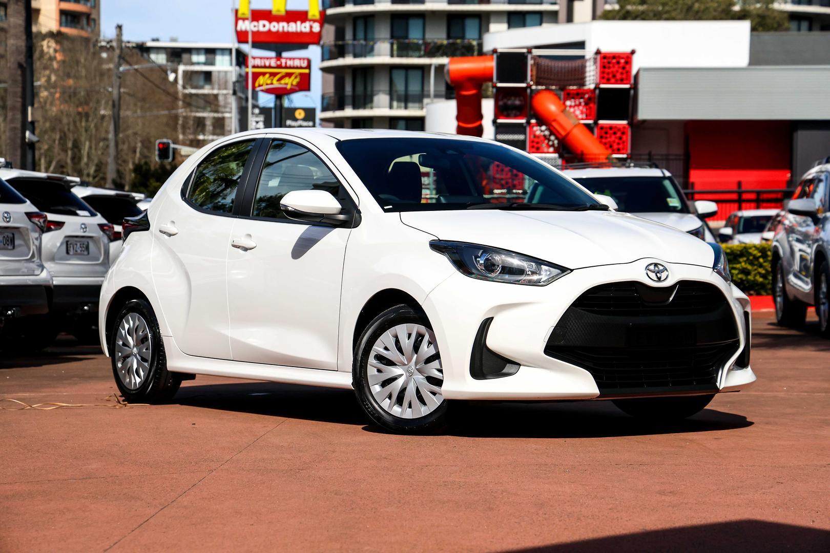 2022 Toyota Yaris Ascent Sport in White