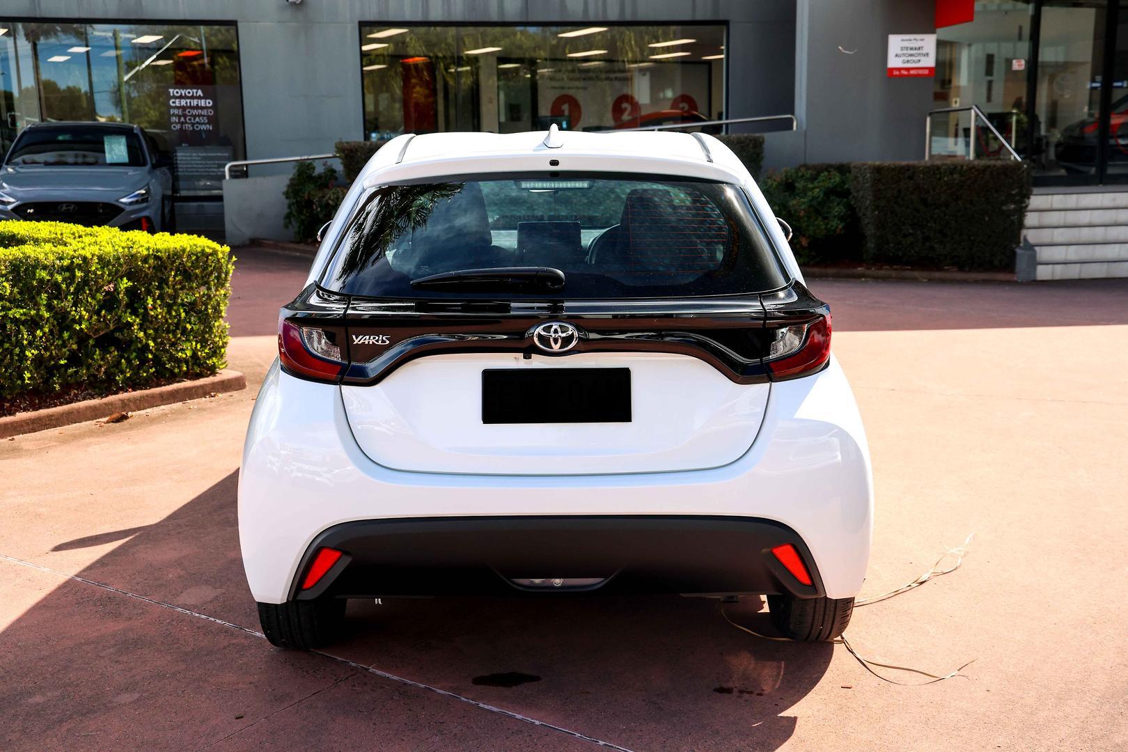 2022 Toyota Yaris Ascent Sport in White