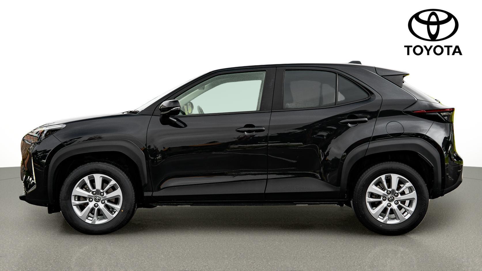 2022 Toyota Yaris Cross GXL in Black