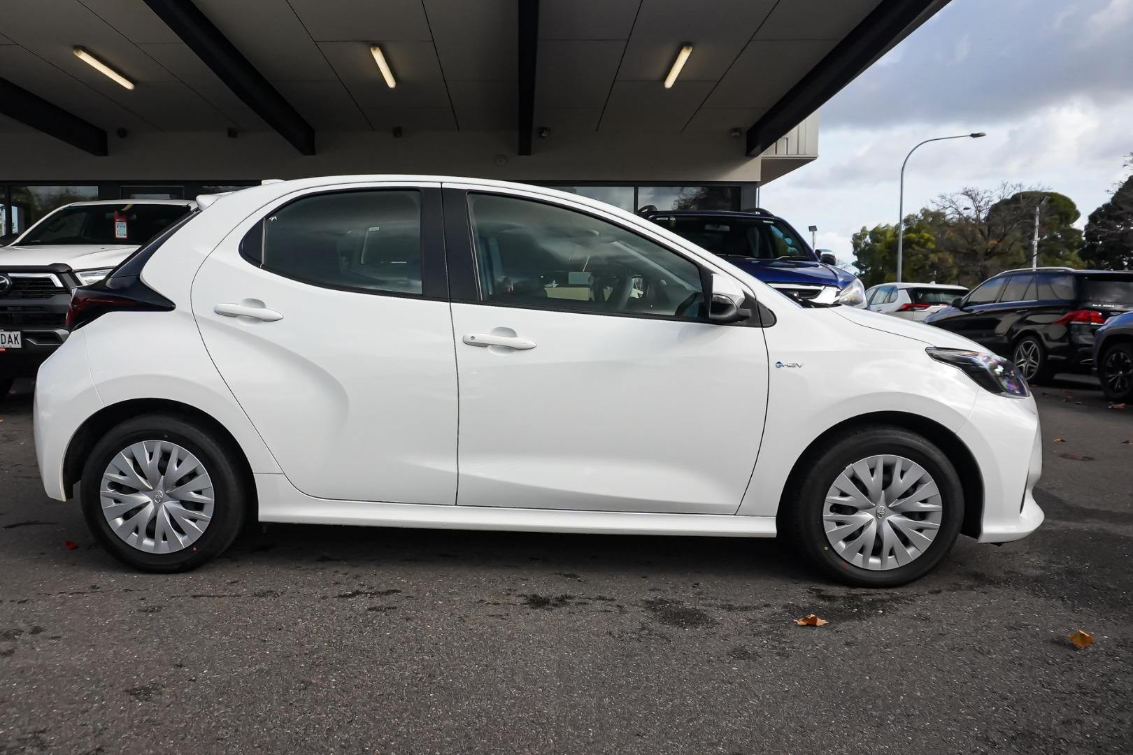2025 Toyota Yaris Ascent Sport in White