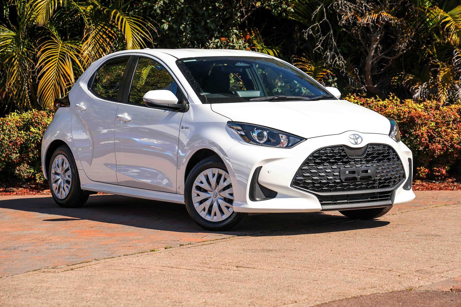 2025 Toyota Yaris Ascent Sport in White