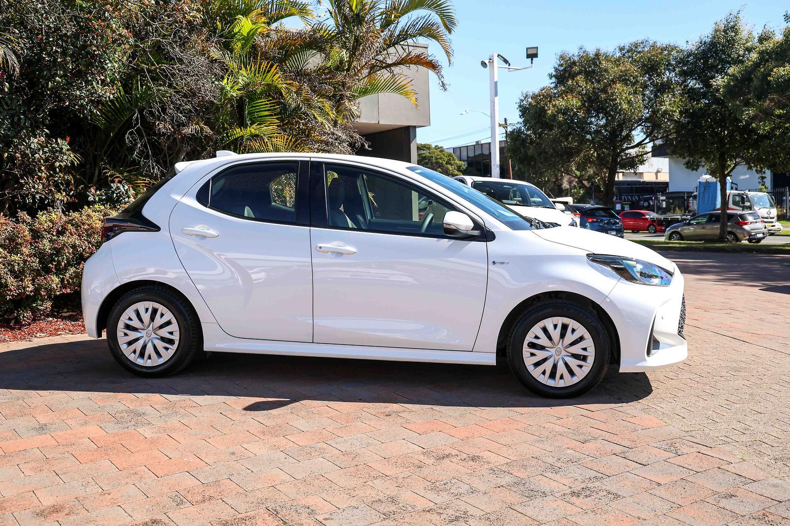 2025 Toyota Yaris Ascent Sport in White