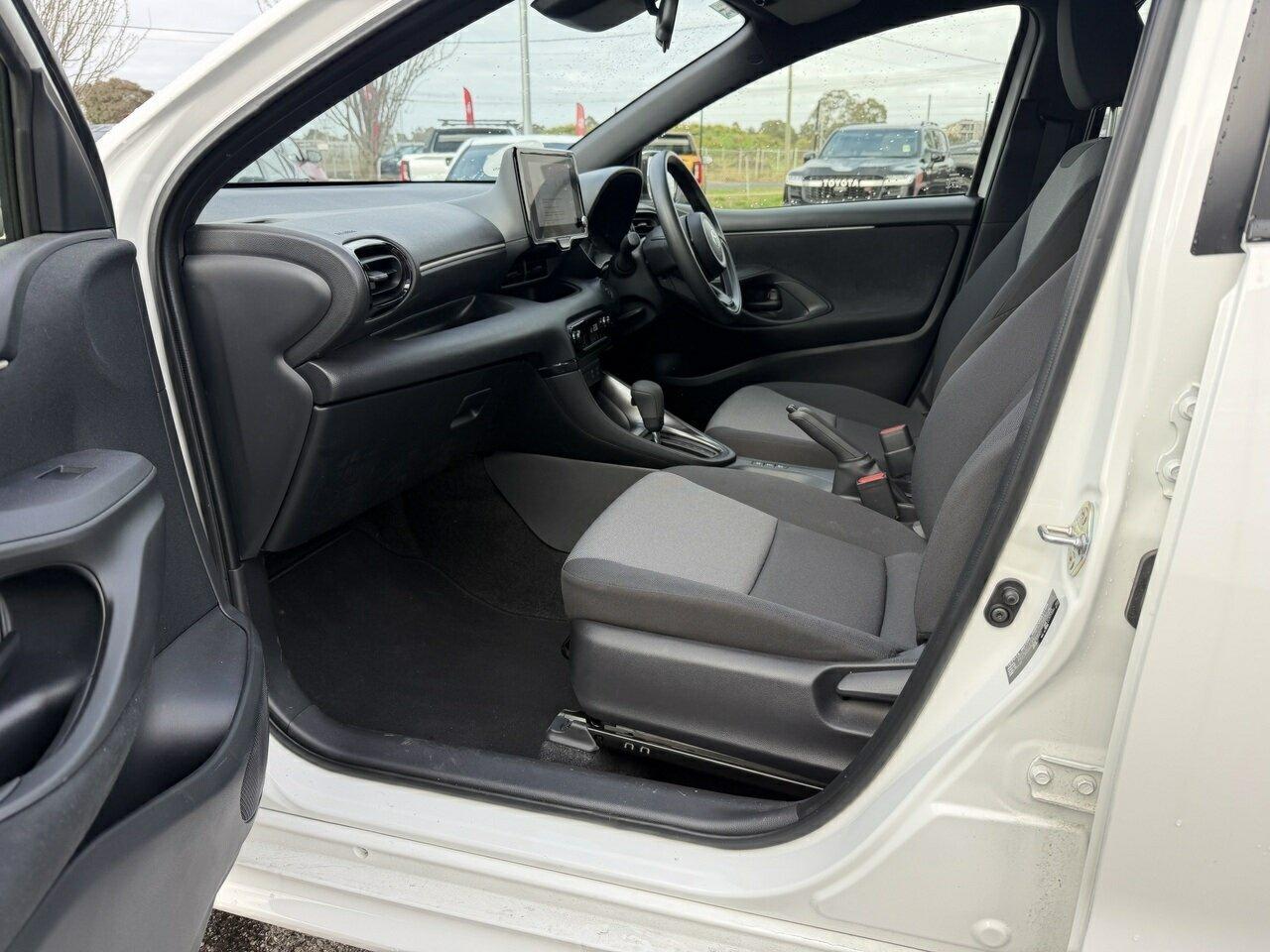 2025 Toyota Yaris Ascent Sport in White