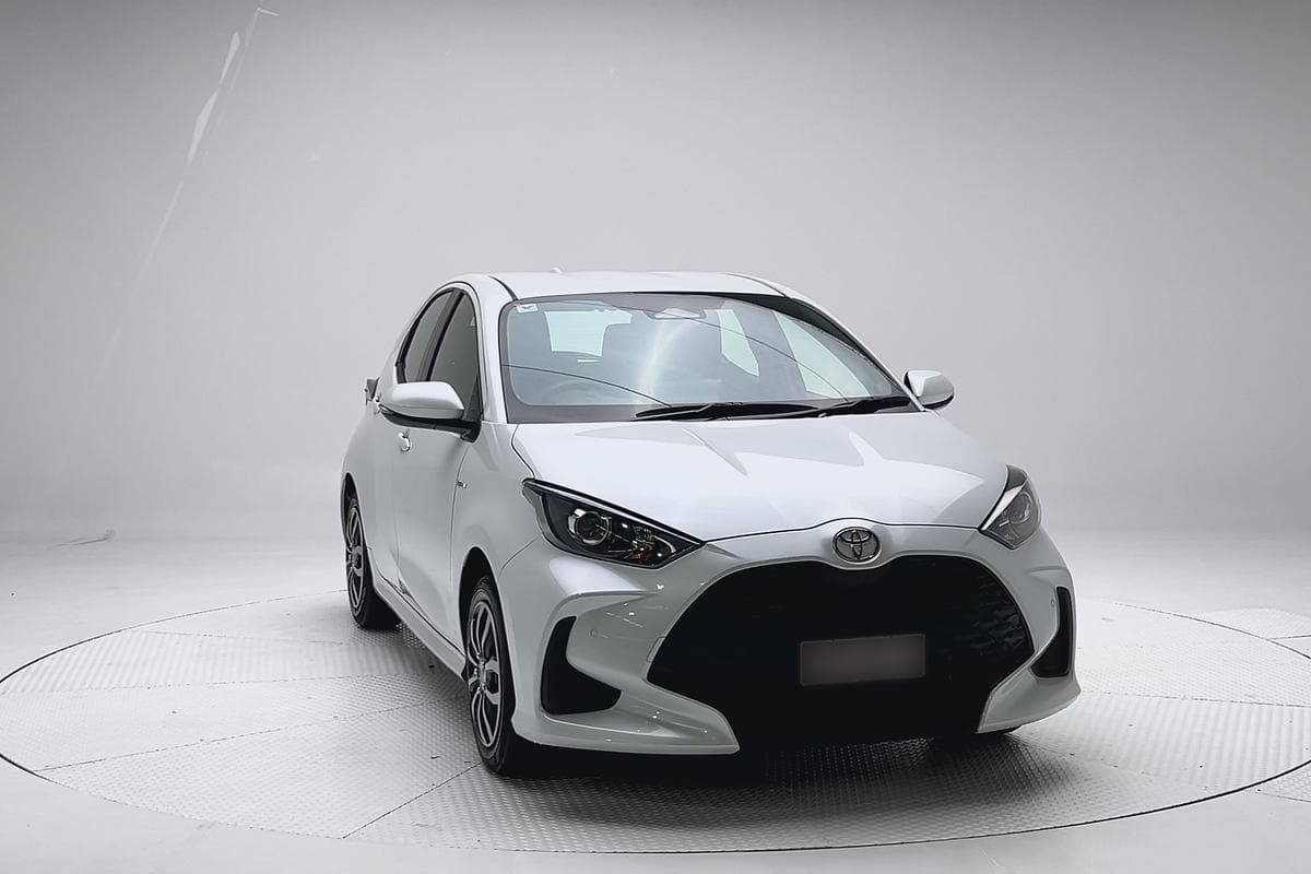 2025 Toyota Yaris Ascent Sport in White