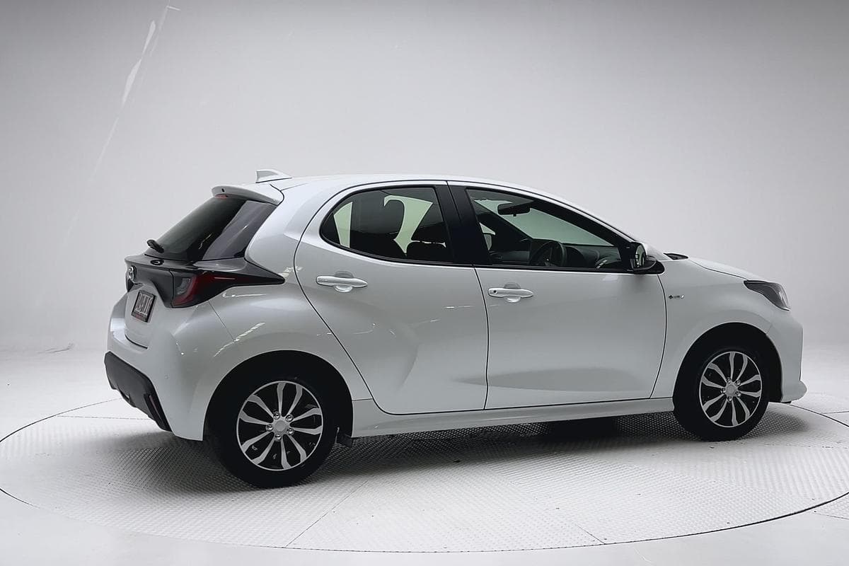 2025 Toyota Yaris Ascent Sport in White