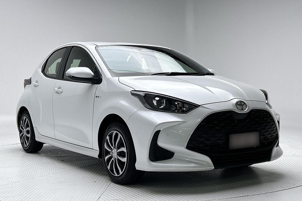 2025 Toyota Yaris Ascent Sport in White