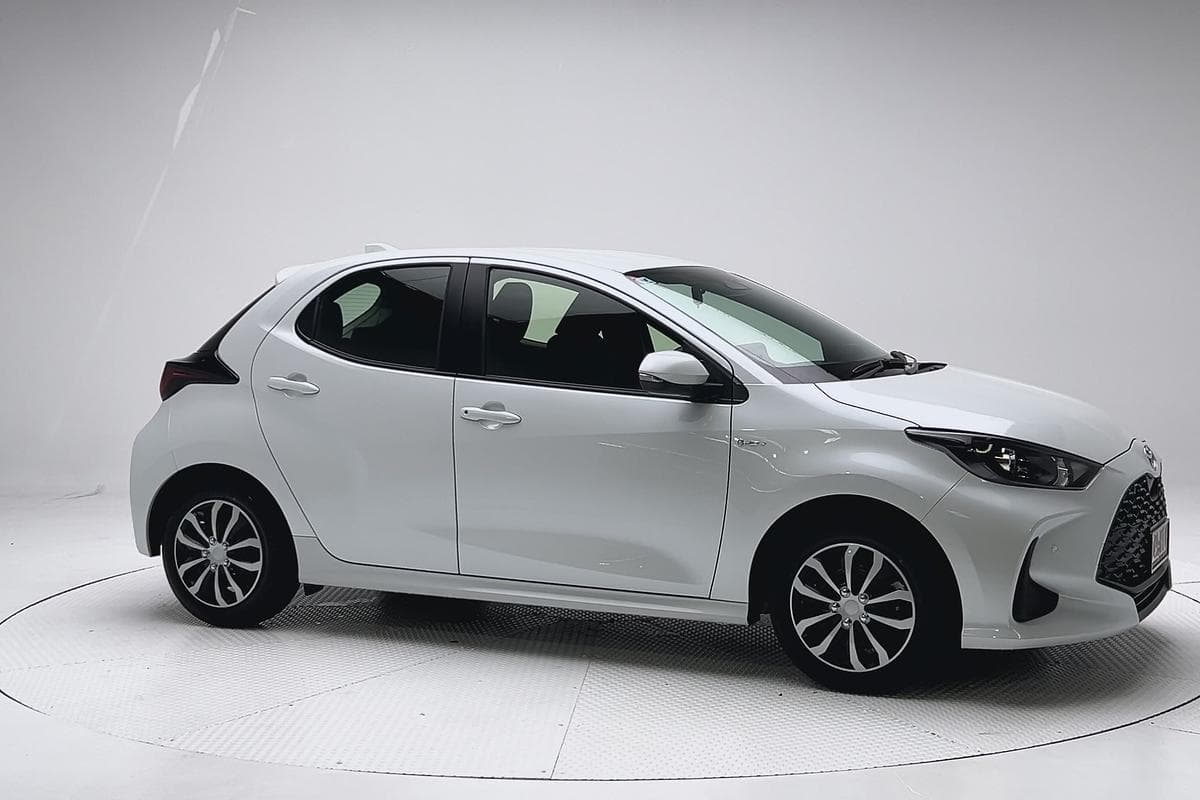 2025 Toyota Yaris Ascent Sport in White