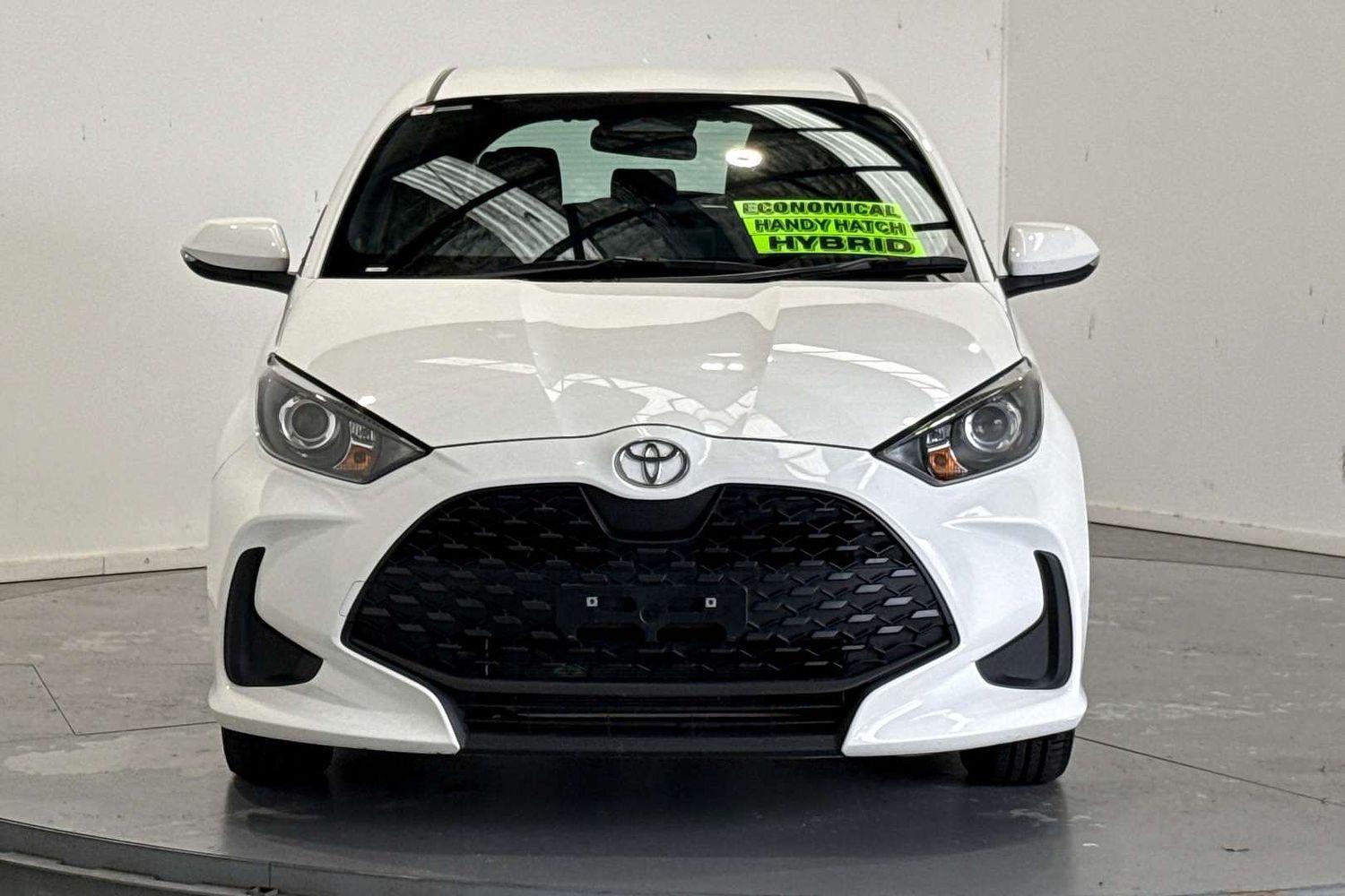 2024 Toyota Yaris Ascent Sport in White