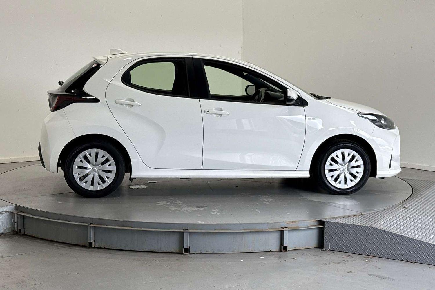 2024 Toyota Yaris Ascent Sport in White