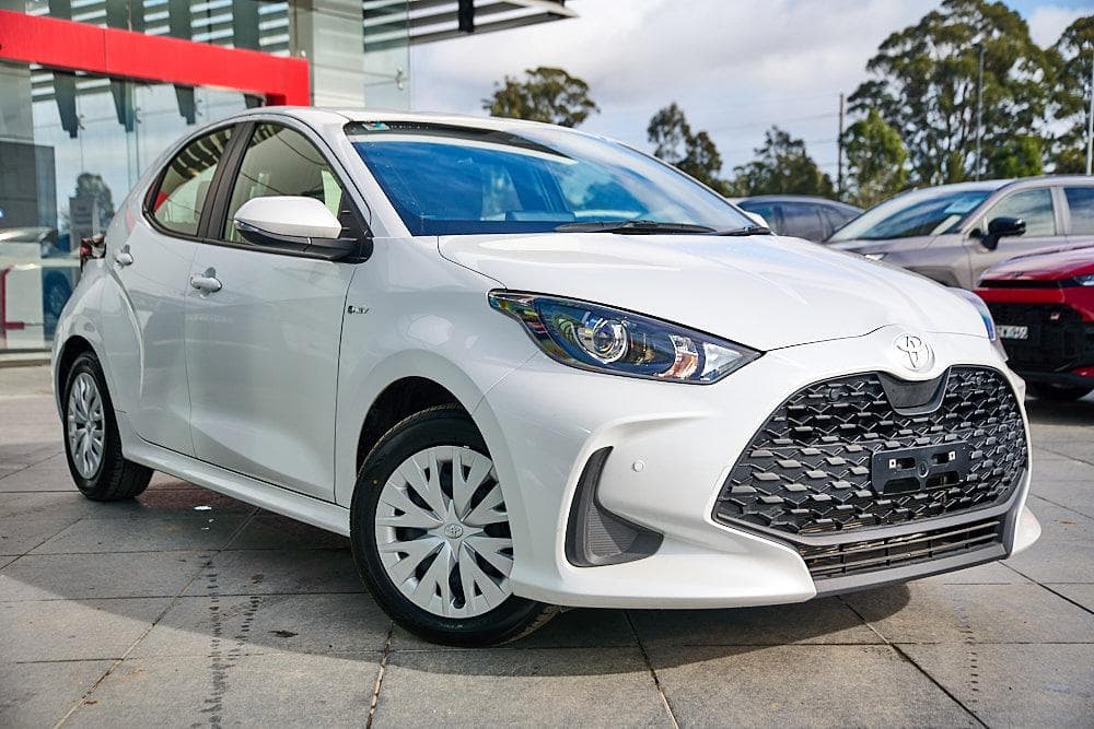 2025 Toyota Yaris Ascent Sport in White