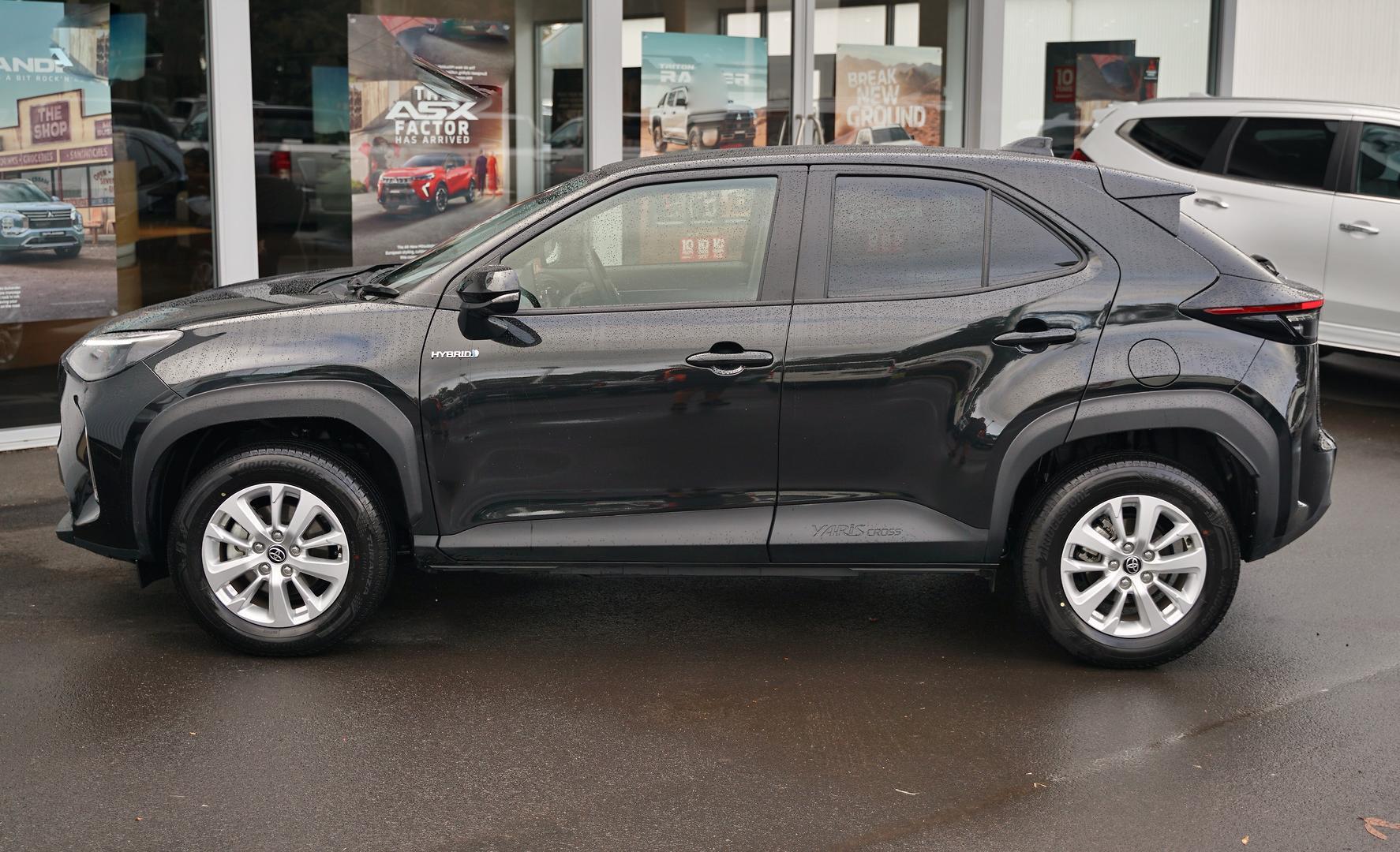 2023 Toyota Yaris Cross GXL in Black