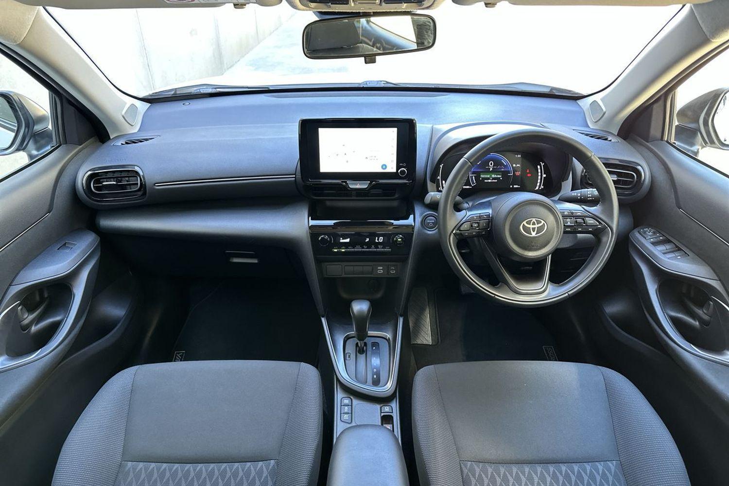 2025 Toyota Yaris Cross GX in White