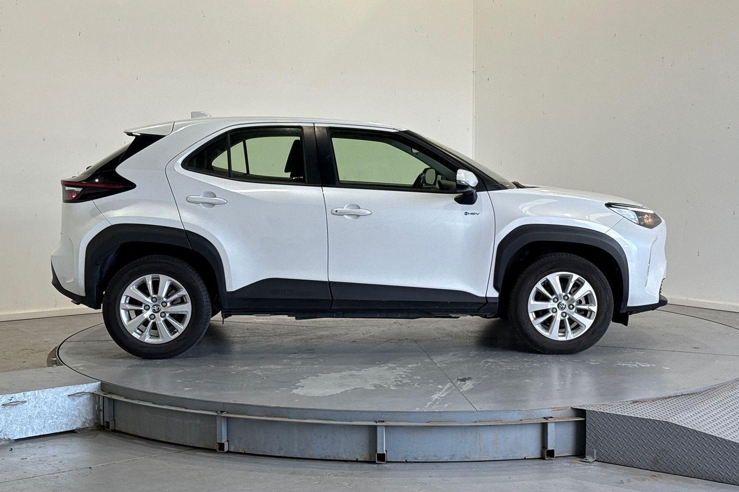 2024 Toyota Yaris Cross GX in White