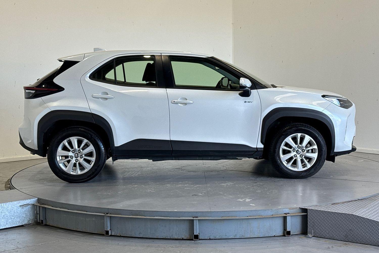 2024 Toyota Yaris Cross GX in White