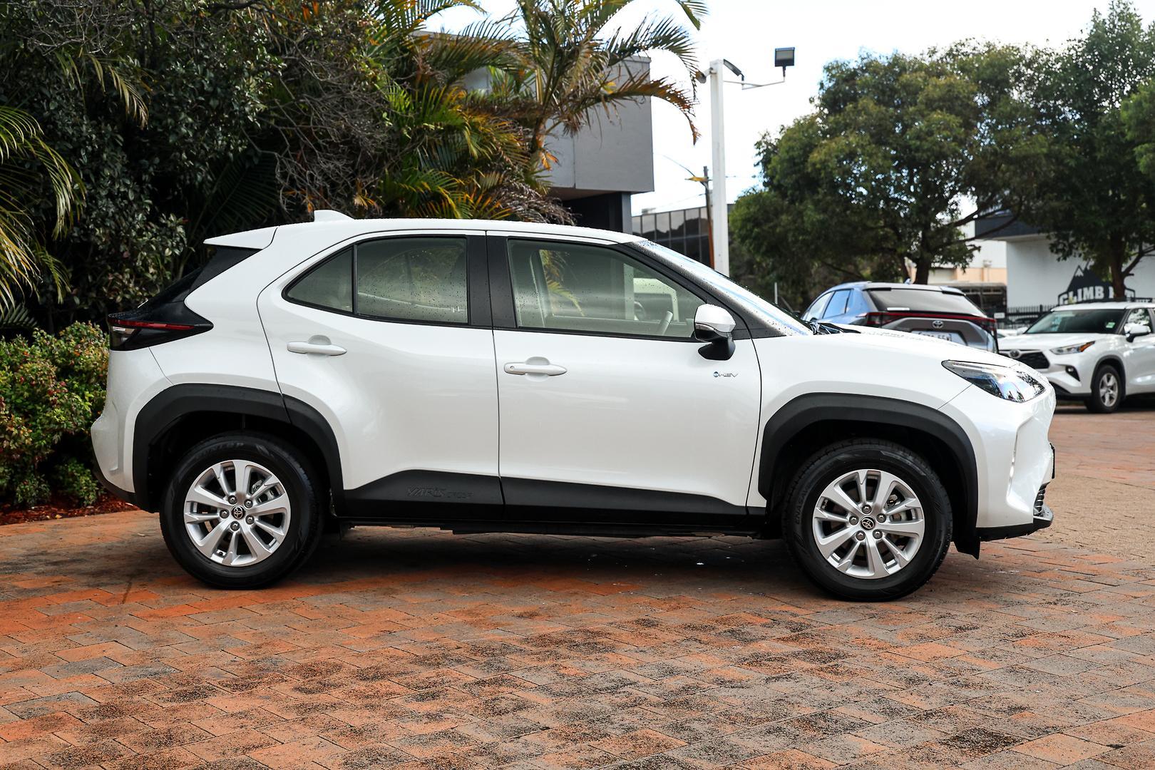 2024 Toyota Yaris Cross GX in White