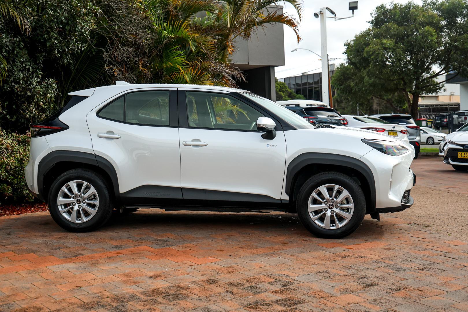 2025 Toyota Yaris Cross GX in White
