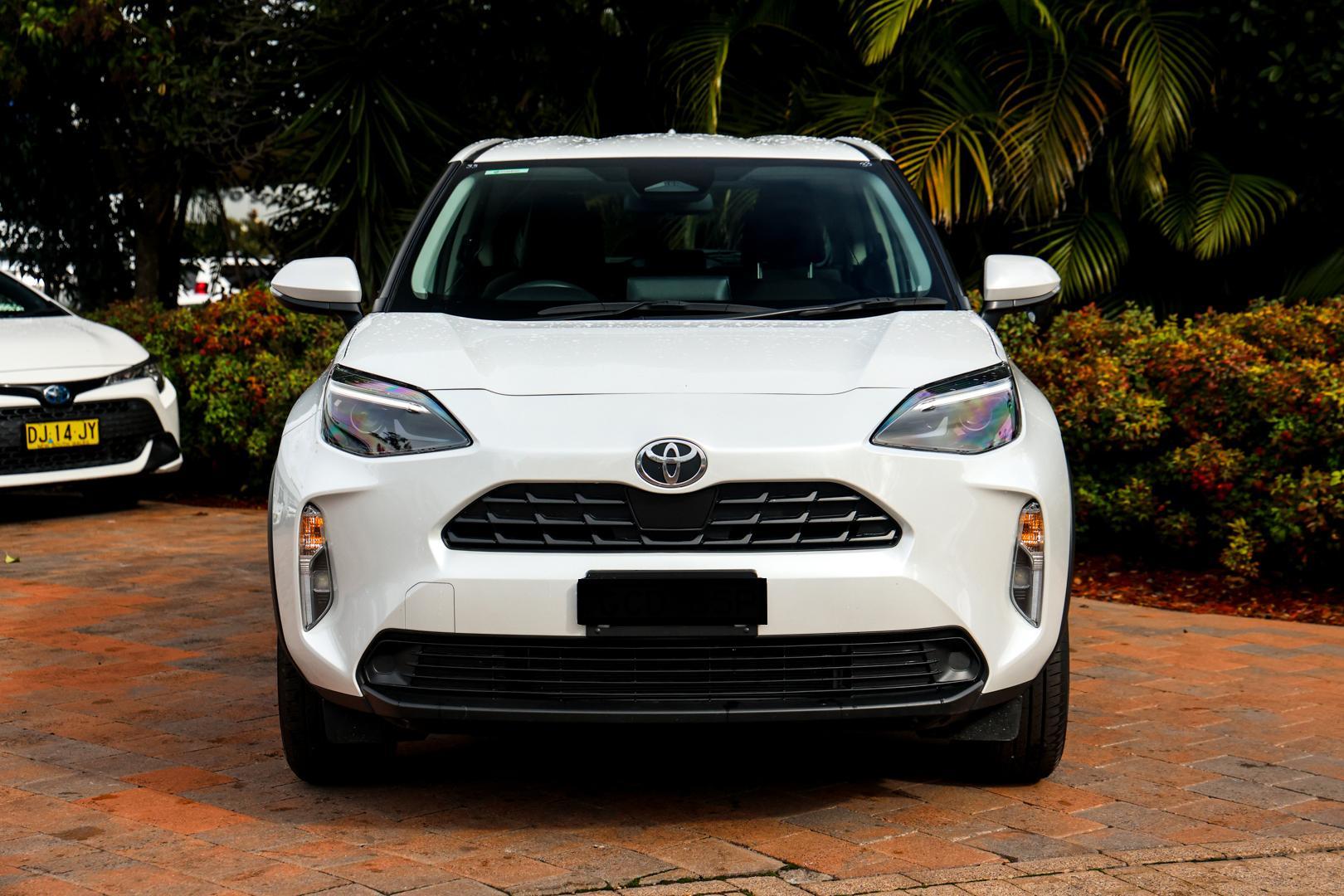 2025 Toyota Yaris Cross GX in White