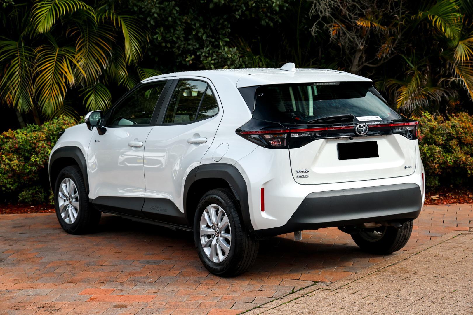 2025 Toyota Yaris Cross GX in White