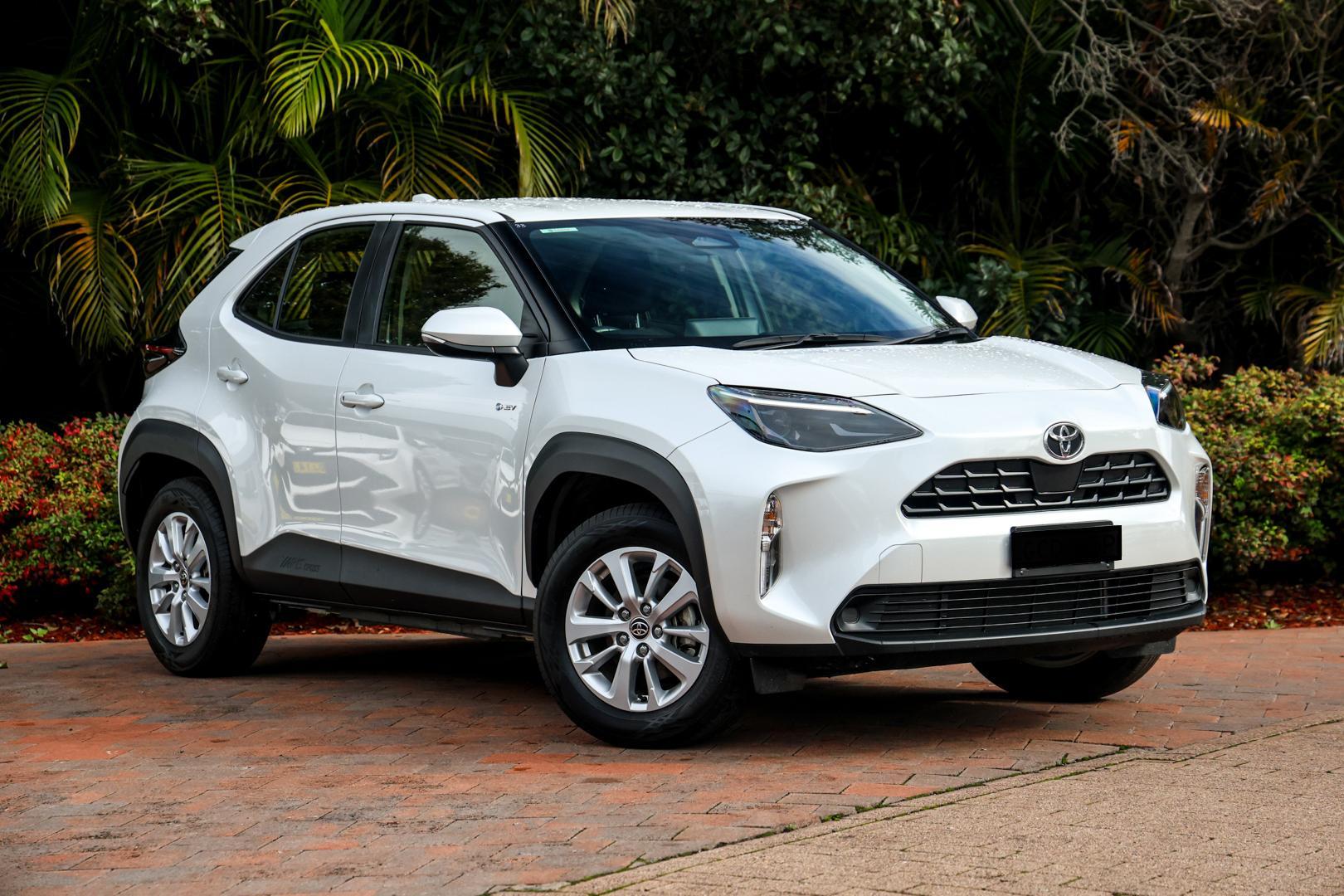 2025 Toyota Yaris Cross GX in White