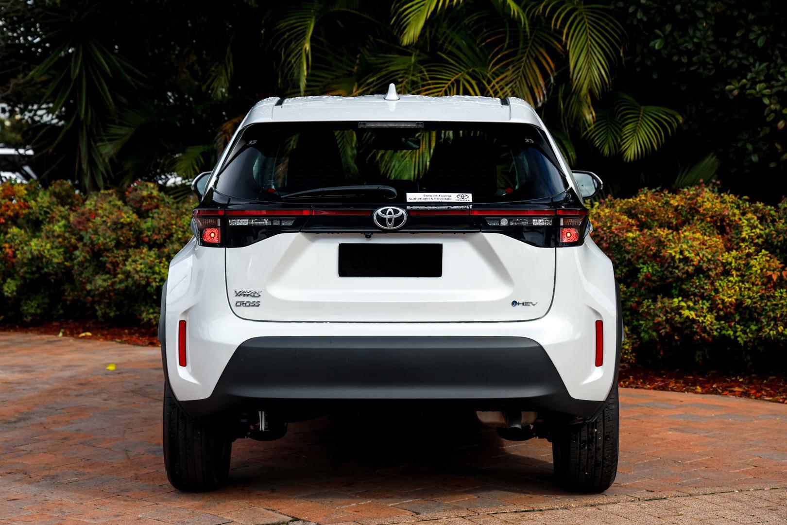 2025 Toyota Yaris Cross GX in White