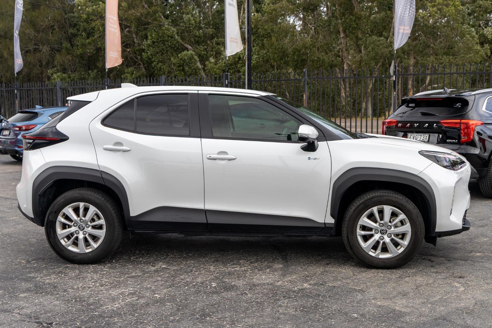 2024 Toyota Yaris Cross GXL in White